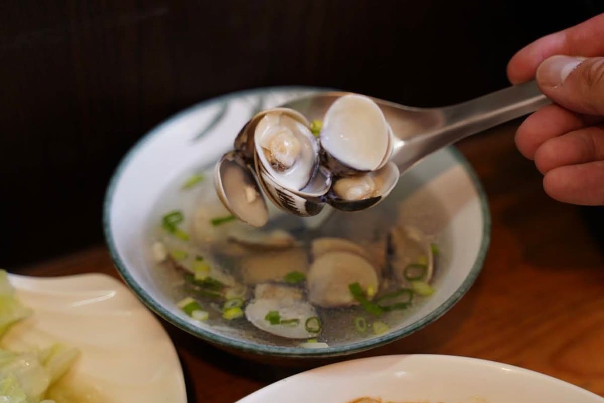 吸睛度破表!新竹人狂推「很難吃炒飯」有滿滿魚卵,爆料鮮甜蛤蜊湯也必點 吸睛度破表!新竹人狂推「很難吃炒飯」有滿滿魚卵,爆料鮮甜蛤蜊湯也必點