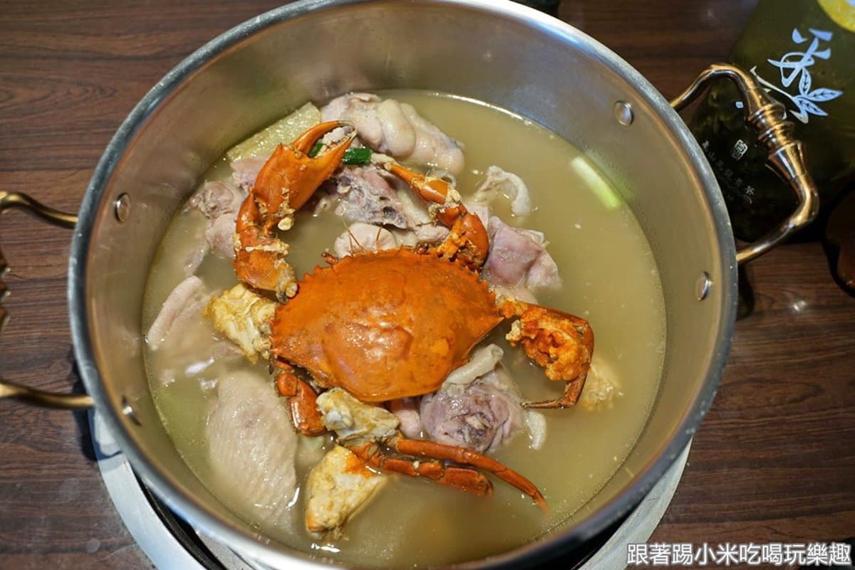 加購龍蝦只要399元!新竹蟹膏爆滿「雞煲蟹」湯頭超鮮甜,還能再涮比臉大A5和牛 加購龍蝦只要399元!新竹蟹膏爆滿「雞煲蟹」湯頭超鮮甜,還能再涮比臉大A5和牛