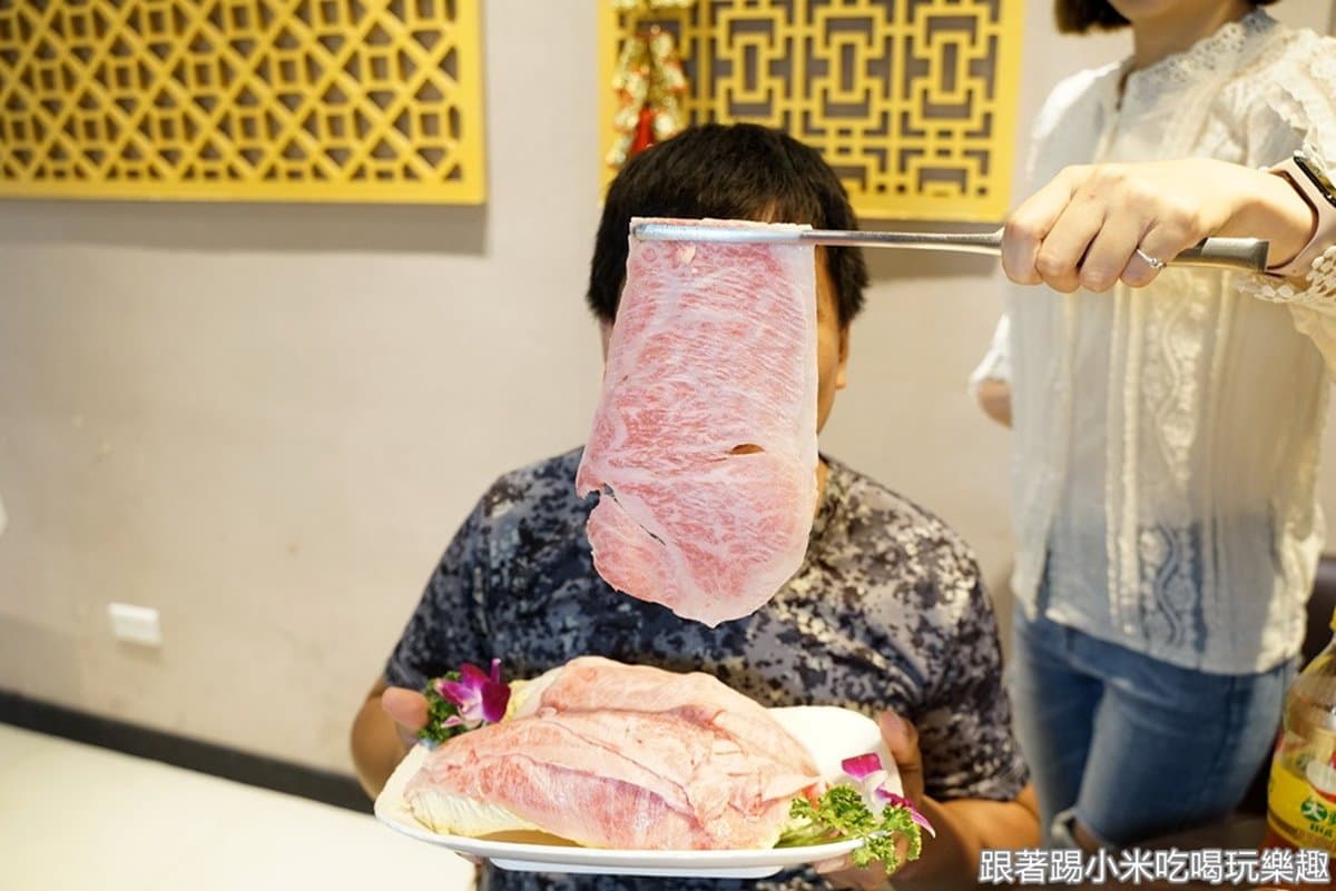 加購龍蝦只要399元!新竹蟹膏爆滿「雞煲蟹」湯頭超鮮甜,還能再涮比臉大A5和牛 加購龍蝦只要399元!新竹蟹膏爆滿「雞煲蟹」湯頭超鮮甜,還能再涮比臉大A5和牛