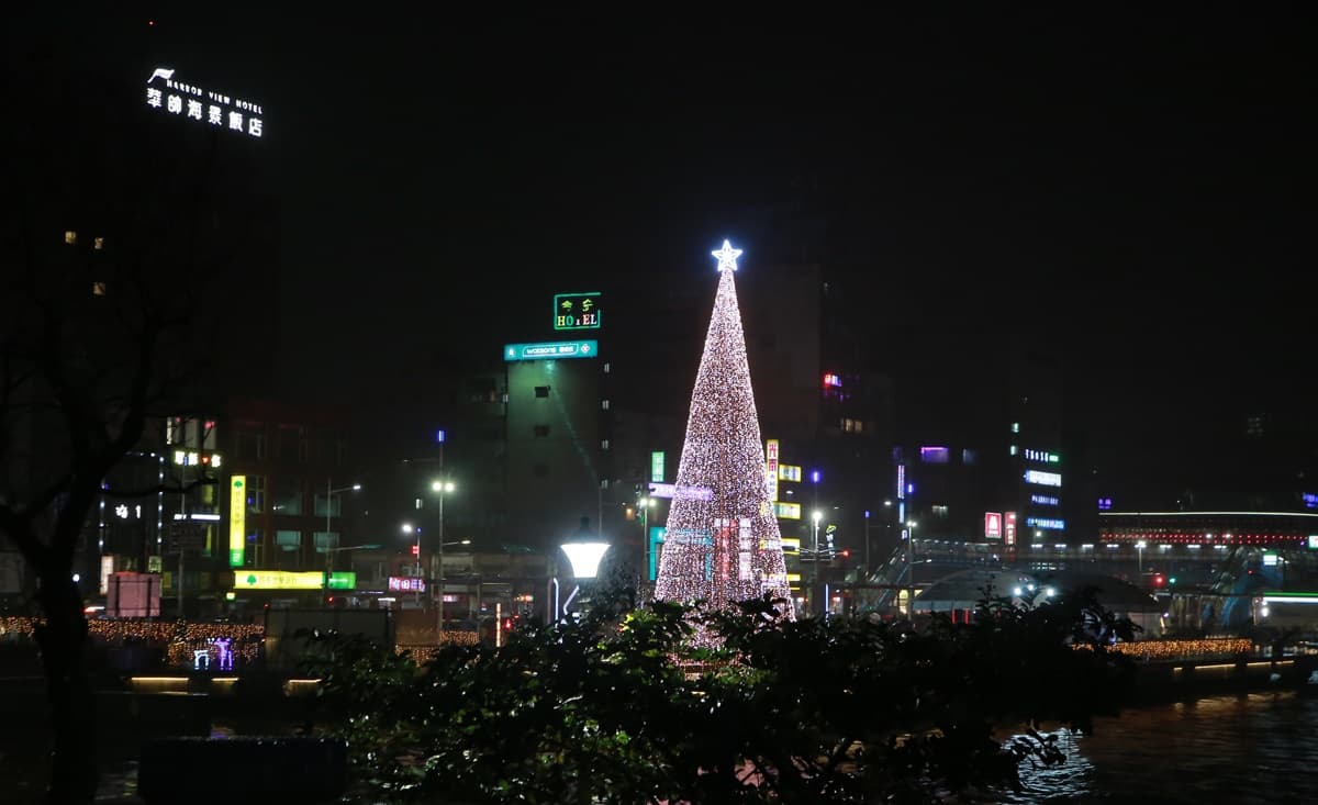 北台灣耶誕這樣拍!基隆17公尺「粉紅耶誕樹」+淡水長達72天「櫻花隧道」6亮點可逛 北台灣耶誕這樣拍!基隆17公尺「粉紅耶誕樹」+淡水長達72天「櫻花隧道」6亮點可逛
