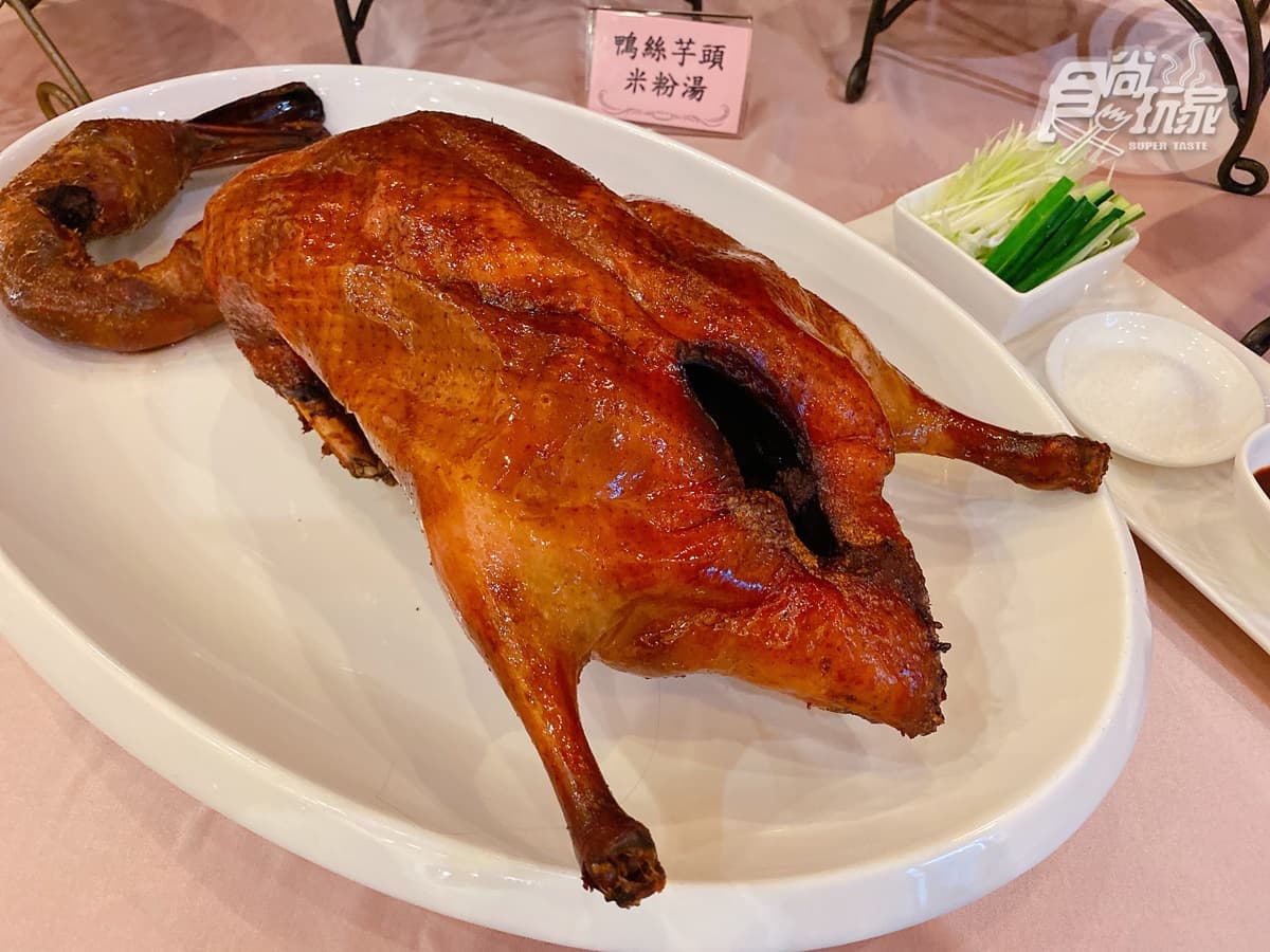 全台唯一「烤鴨披薩」這裡嗑!每人不到400元免費升級「烤鴨五吃」,還有必吃脆皮雞 全台唯一「烤鴨披薩」這裡嗑!每人不到400元免費升級「烤鴨五吃」,還有必吃脆皮雞