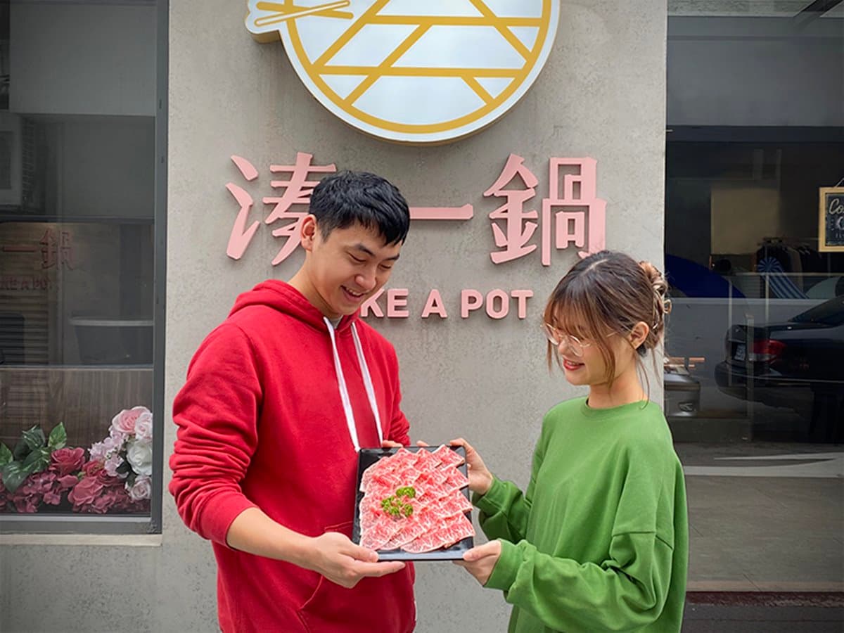 跟朋友聚餐囉!網美麻辣鍋訂位免費送「松阪豬」,加碼穿指定色再送「板腱牛」 跟朋友聚餐囉!網美麻辣鍋訂位免費送「松阪豬」,加碼穿指定色再送「板腱牛」