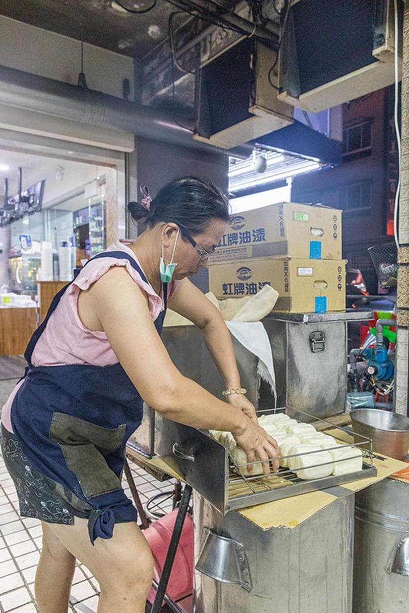 沒吃過不算在地人!東港消夜唯一指定「烤饅頭」是這家,乳瑪琳、煉乳雙重奏超邪惡 沒吃過不算在地人!東港消夜唯一指定「烤饅頭」是這家,乳瑪琳、煉乳雙重奏超邪惡