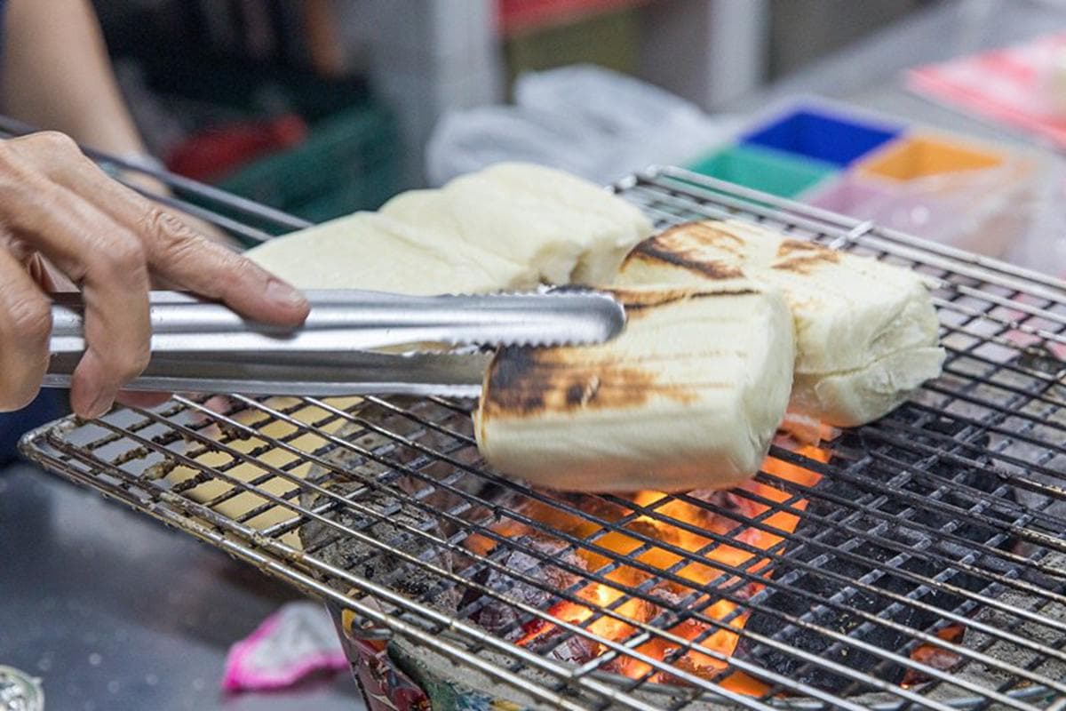 沒吃過不算在地人!東港消夜唯一指定「烤饅頭」是這家,乳瑪琳、煉乳雙重奏超邪惡 沒吃過不算在地人!東港消夜唯一指定「烤饅頭」是這家,乳瑪琳、煉乳雙重奏超邪惡
