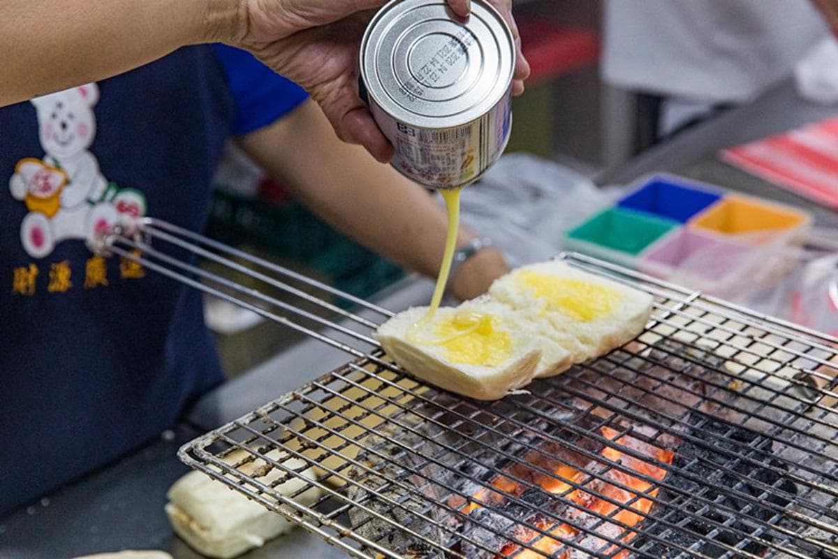 沒吃過不算在地人!東港消夜唯一指定「烤饅頭」是這家,乳瑪琳、煉乳雙重奏超邪惡 沒吃過不算在地人!東港消夜唯一指定「烤饅頭」是這家,乳瑪琳、煉乳雙重奏超邪惡