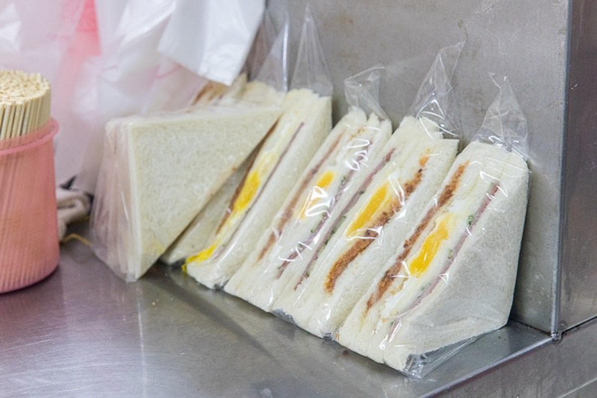 沒吃過不算在地人!東港消夜唯一指定「烤饅頭」是這家,乳瑪琳、煉乳雙重奏超邪惡 沒吃過不算在地人!東港消夜唯一指定「烤饅頭」是這家,乳瑪琳、煉乳雙重奏超邪惡