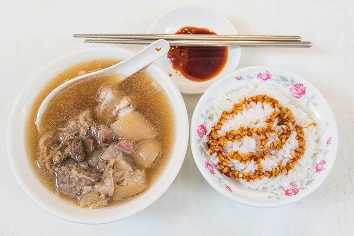 飄香一甲子!萬華老字號當歸豬腳連瘦肉都入口即化,隱藏版「豬腳三吃」內行才知道 飄香一甲子!萬華老字號當歸豬腳連瘦肉都入口即化,隱藏版「豬腳三吃」內行才知道