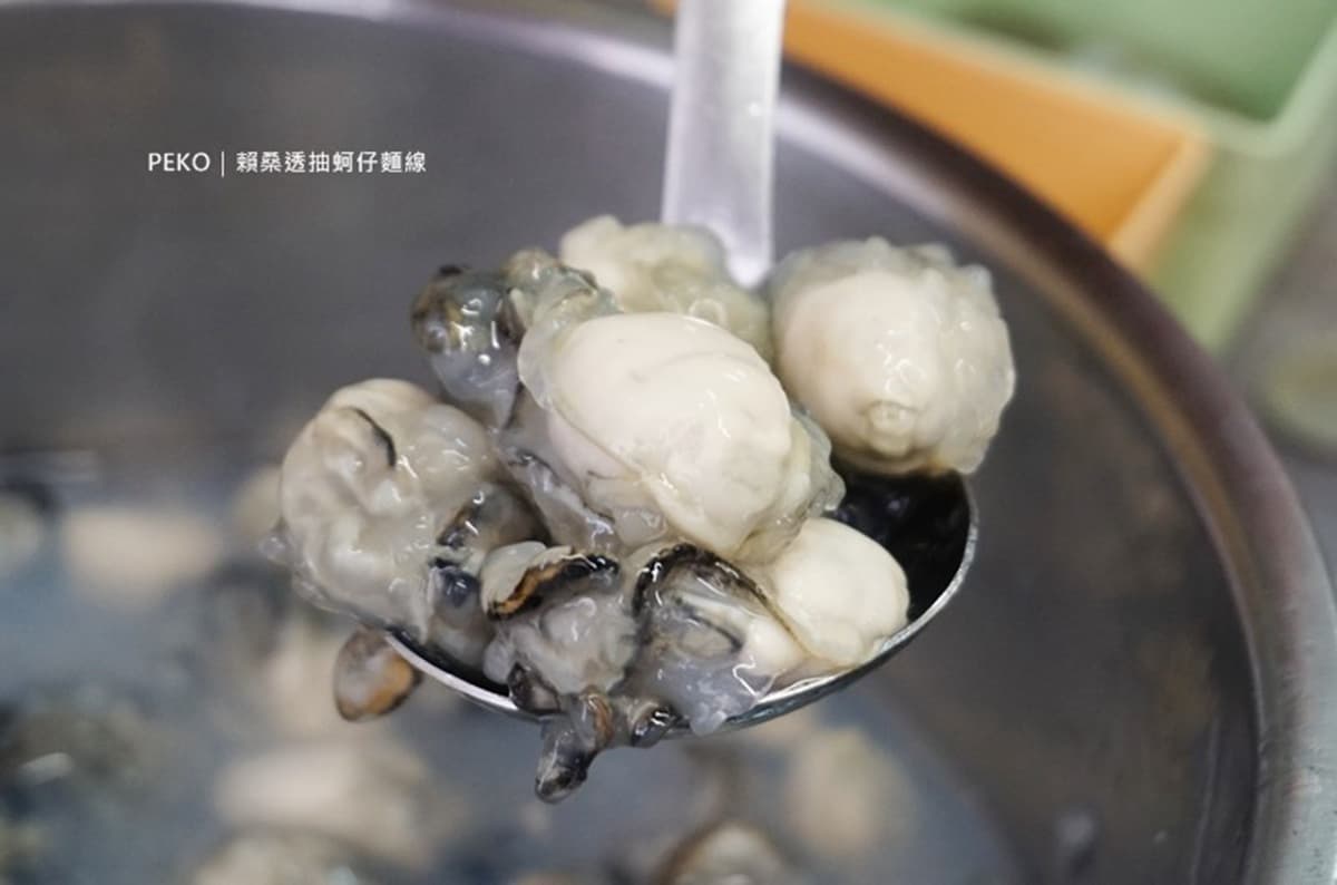滿出來了!龍山寺浮誇麵線一次吃到7種海陸配料,還有10元硬幣厚雞排會噴汁 滿出來了!龍山寺浮誇麵線一次吃到7種海陸配料,還有10元硬幣厚雞排會噴汁