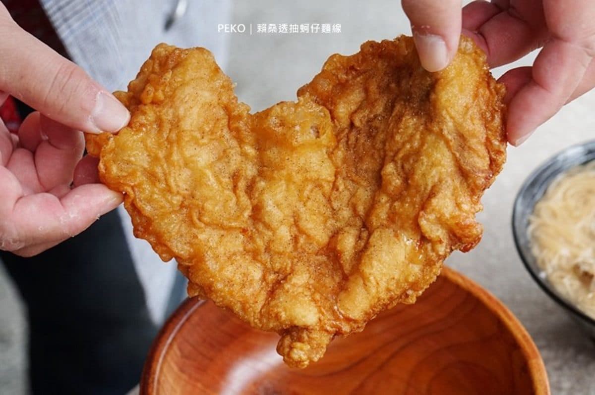 滿出來了!龍山寺浮誇麵線一次吃到7種海陸配料,還有10元硬幣厚雞排會噴汁 滿出來了!龍山寺浮誇麵線一次吃到7種海陸配料,還有10元硬幣厚雞排會噴汁