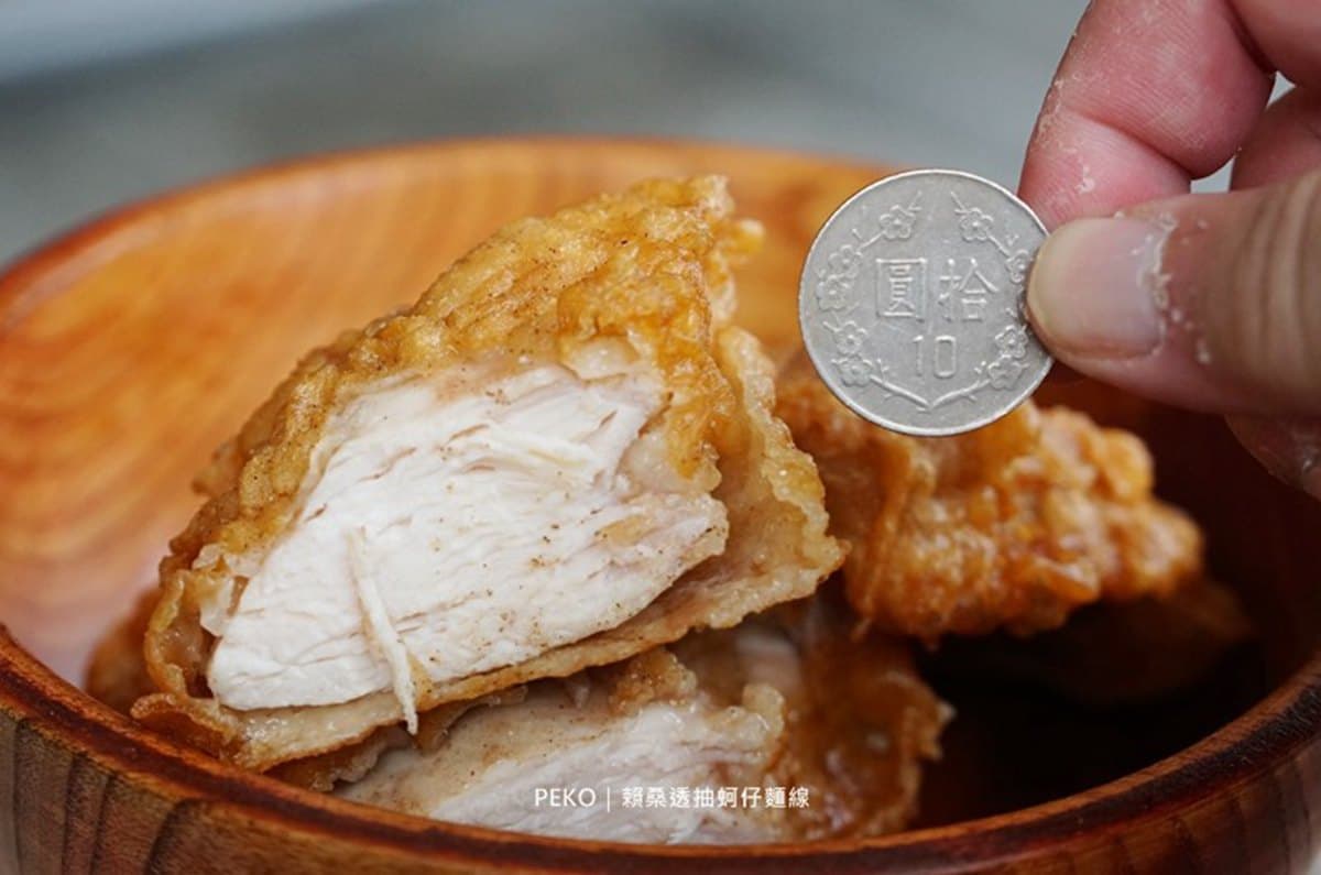 滿出來了!龍山寺浮誇麵線一次吃到7種海陸配料,還有10元硬幣厚雞排會噴汁 滿出來了!龍山寺浮誇麵線一次吃到7種海陸配料,還有10元硬幣厚雞排會噴汁
