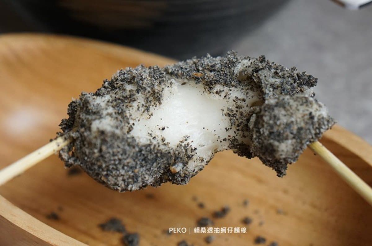 滿出來了!龍山寺浮誇麵線一次吃到7種海陸配料,還有10元硬幣厚雞排會噴汁 滿出來了!龍山寺浮誇麵線一次吃到7種海陸配料,還有10元硬幣厚雞排會噴汁