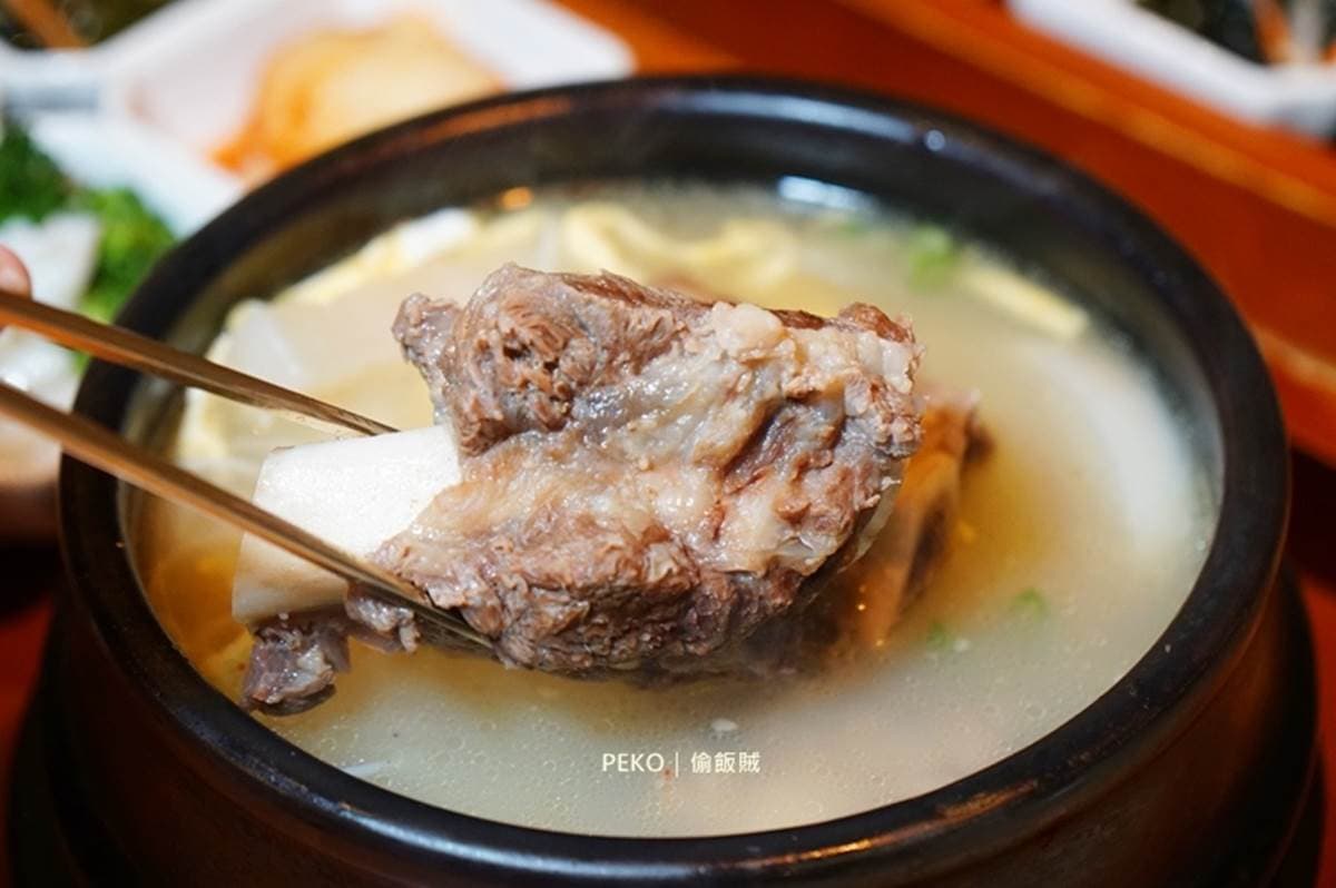 平板點餐一個人也能吃!韓式定食配九宮格小菜,泡菜燉豬排軟嫩入味超下飯 平板點餐一個人也能吃!韓式定食配九宮格小菜,泡菜燉豬排軟嫩入味超下飯