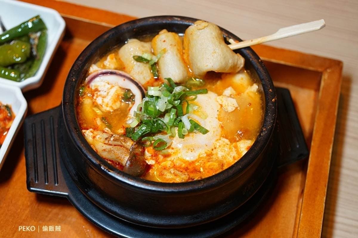 平板點餐一個人也能吃!韓式定食配九宮格小菜,泡菜燉豬排軟嫩入味超下飯 平板點餐一個人也能吃!韓式定食配九宮格小菜,泡菜燉豬排軟嫩入味超下飯