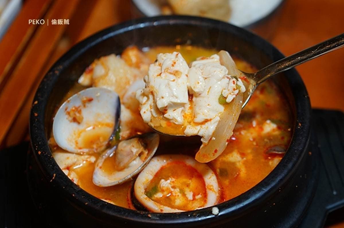 平板點餐一個人也能吃!韓式定食配九宮格小菜,泡菜燉豬排軟嫩入味超下飯 平板點餐一個人也能吃!韓式定食配九宮格小菜,泡菜燉豬排軟嫩入味超下飯