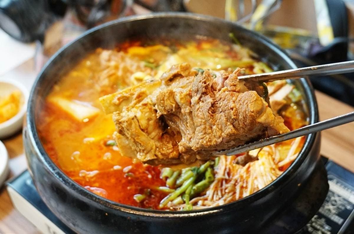 免飛韓國台北也吃得到!道地「馬鈴薯排骨湯」輕輕一掰骨肉分離,還有5種小菜無限點 免飛韓國台北也吃得到!道地「馬鈴薯排骨湯」輕輕一掰骨肉分離,還有5種小菜無限點