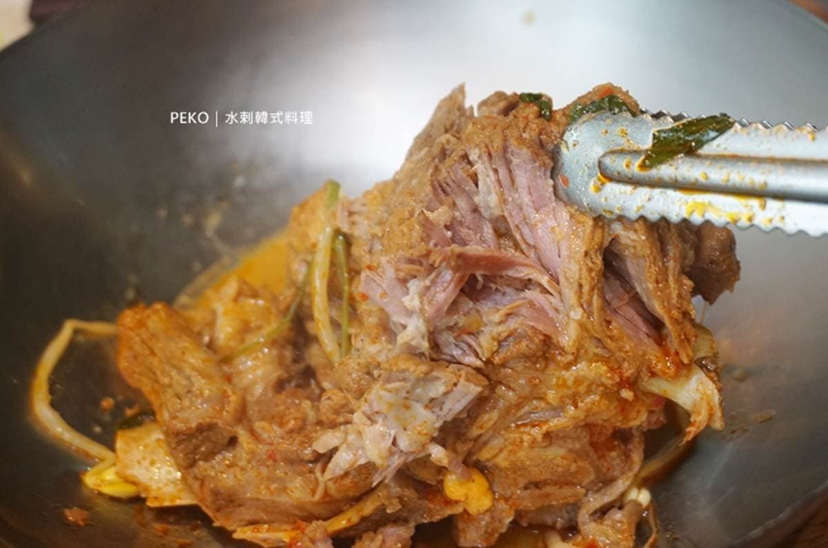 免飛韓國台北也吃得到!道地「馬鈴薯排骨湯」輕輕一掰骨肉分離,還有5種小菜無限點 免飛韓國台北也吃得到!道地「馬鈴薯排骨湯」輕輕一掰骨肉分離,還有5種小菜無限點