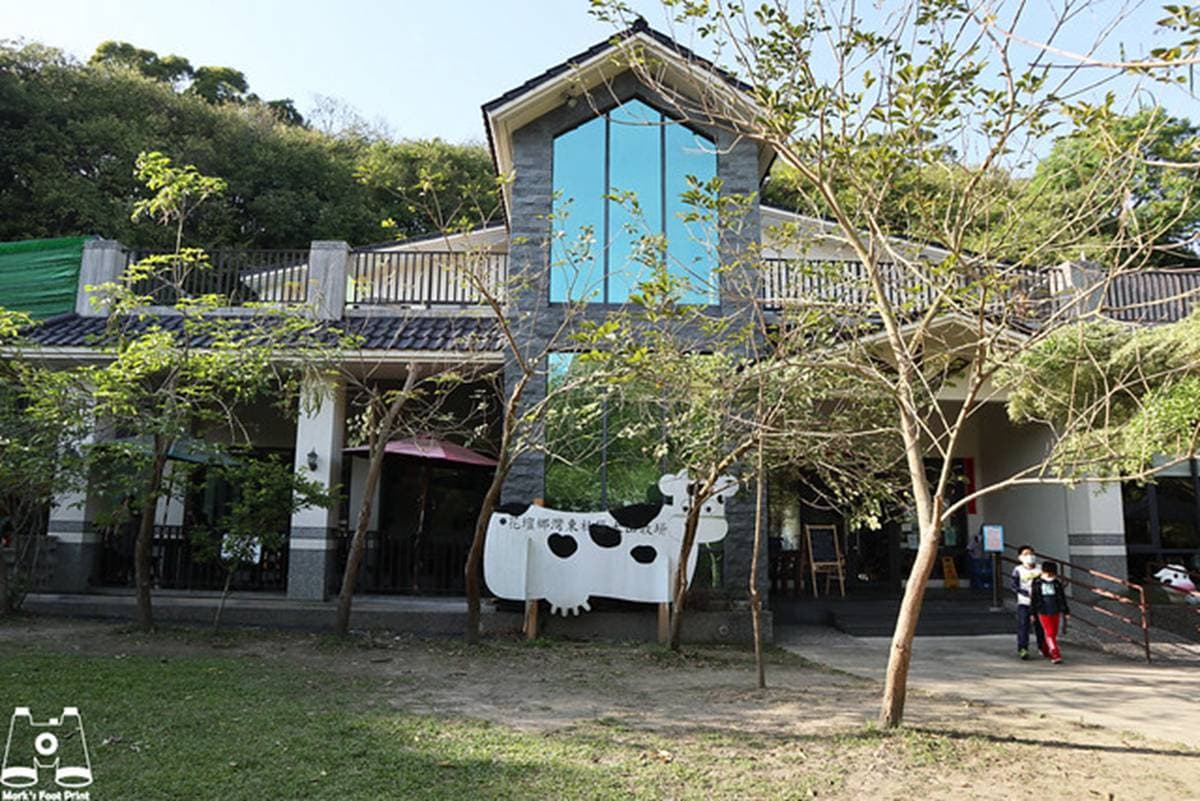 親子必遊!近距離「摸萌牛、餵牧草」,還能逛小超市、坐小火車小孩嗨翻 親子必遊!近距離「摸萌牛、餵牧草」,還能逛小超市、坐小火車小孩嗨翻