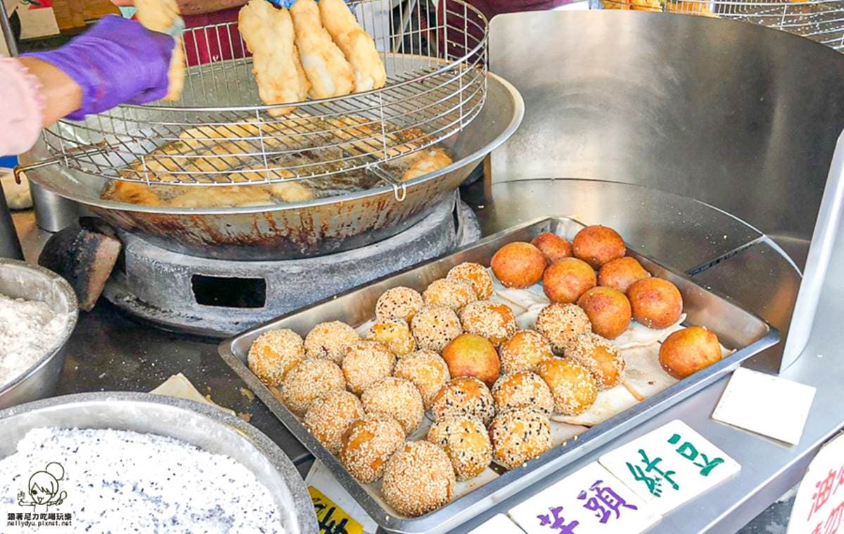 想吃先拿號碼牌!高雄60年白糖粿Q軟香甜,現炸番薯芋頭、芝麻球用料超滿 想吃先拿號碼牌!高雄60年白糖粿Q軟香甜,現炸番薯芋頭、芝麻球用料超滿