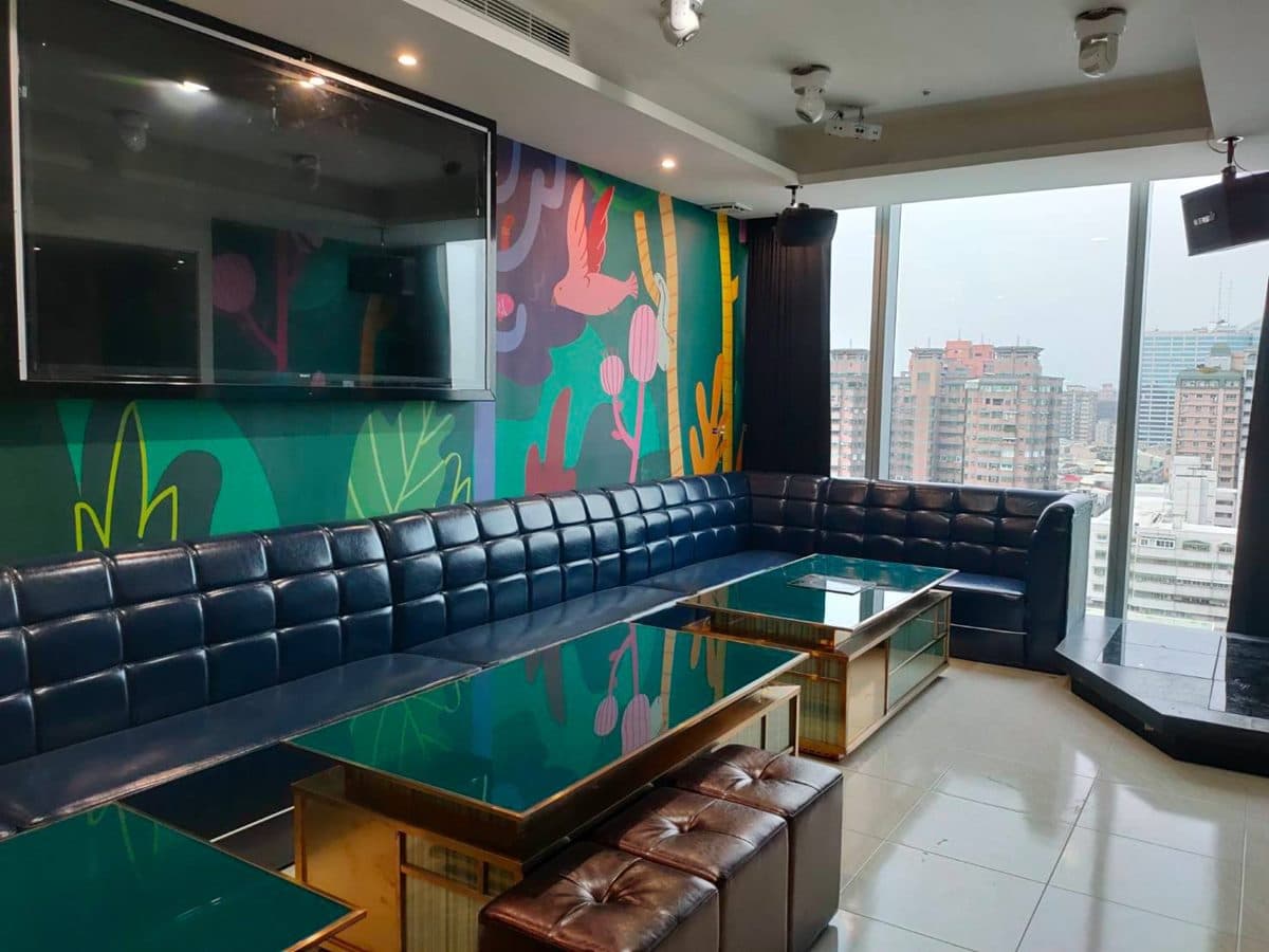 台南首間在百貨的KTV!55吋大電視牆+邊唱邊吃火鍋超狂,還有叢林房、旋轉木馬房可選 台南首間在百貨的KTV!55吋大電視牆+邊唱邊吃火鍋超狂,還有叢林房、旋轉木馬房可選
