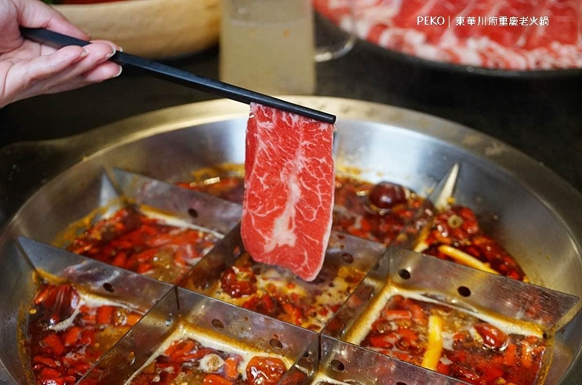 稀有道地川味!九宮格麻辣鍋涮霸氣肉山、海鮮龍船,還能變裝龍鳳袍美拍 稀有道地川味!九宮格麻辣鍋涮霸氣肉山、海鮮龍船,還能變裝龍鳳袍美拍