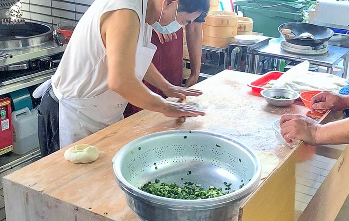 高雄人下午茶愛這味!現做「金牌蔥油餅」滿滿蔥花餡,外酥內香超唰嘴 高雄人下午茶愛這味!現做「金牌蔥油餅」滿滿蔥花餡,外酥內香超唰嘴