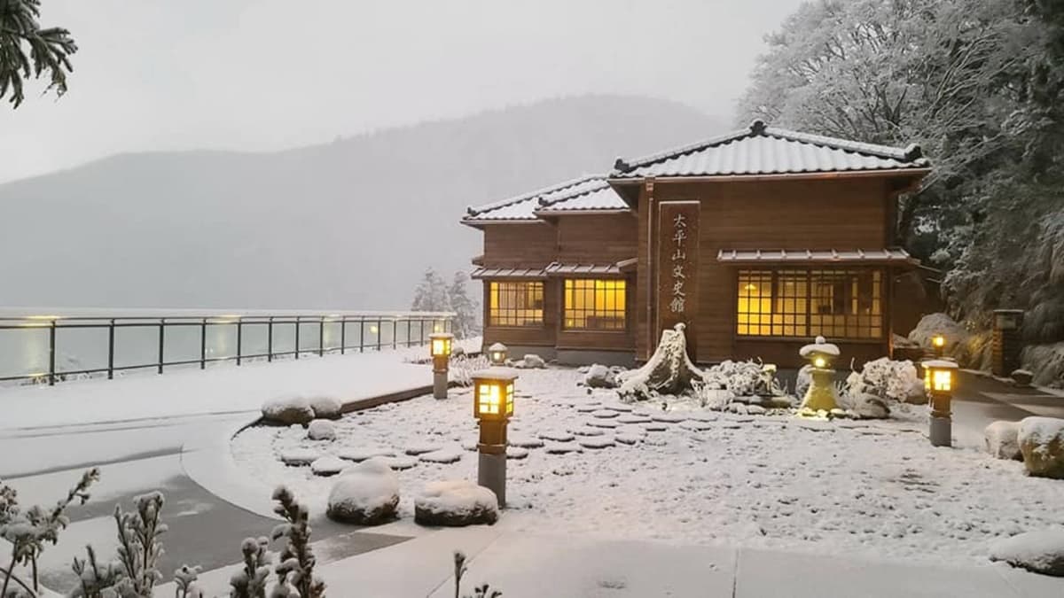 一秒飛日本!太平山文史館白雪皚皚美呆,這周有望再度降雪 一秒飛日本!太平山文史館白雪皚皚美呆,這周有望再度降雪