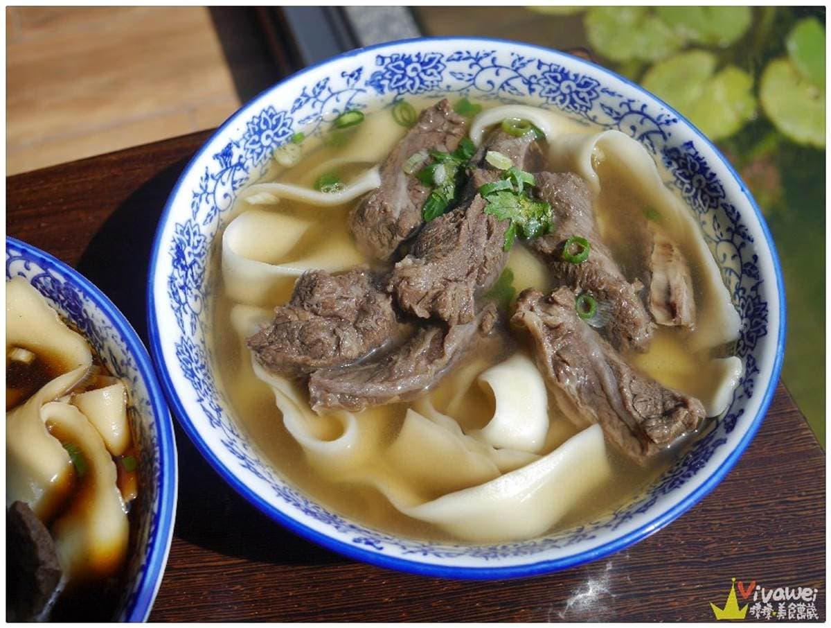 苗栗超狂豪宅麵館!爽嗑牛肉麵、免費豆花吃到飽,還有超大庭院可散步餵魚 苗栗超狂豪宅麵館!爽嗑牛肉麵、免費豆花吃到飽,還有超大庭院可散步餵魚
