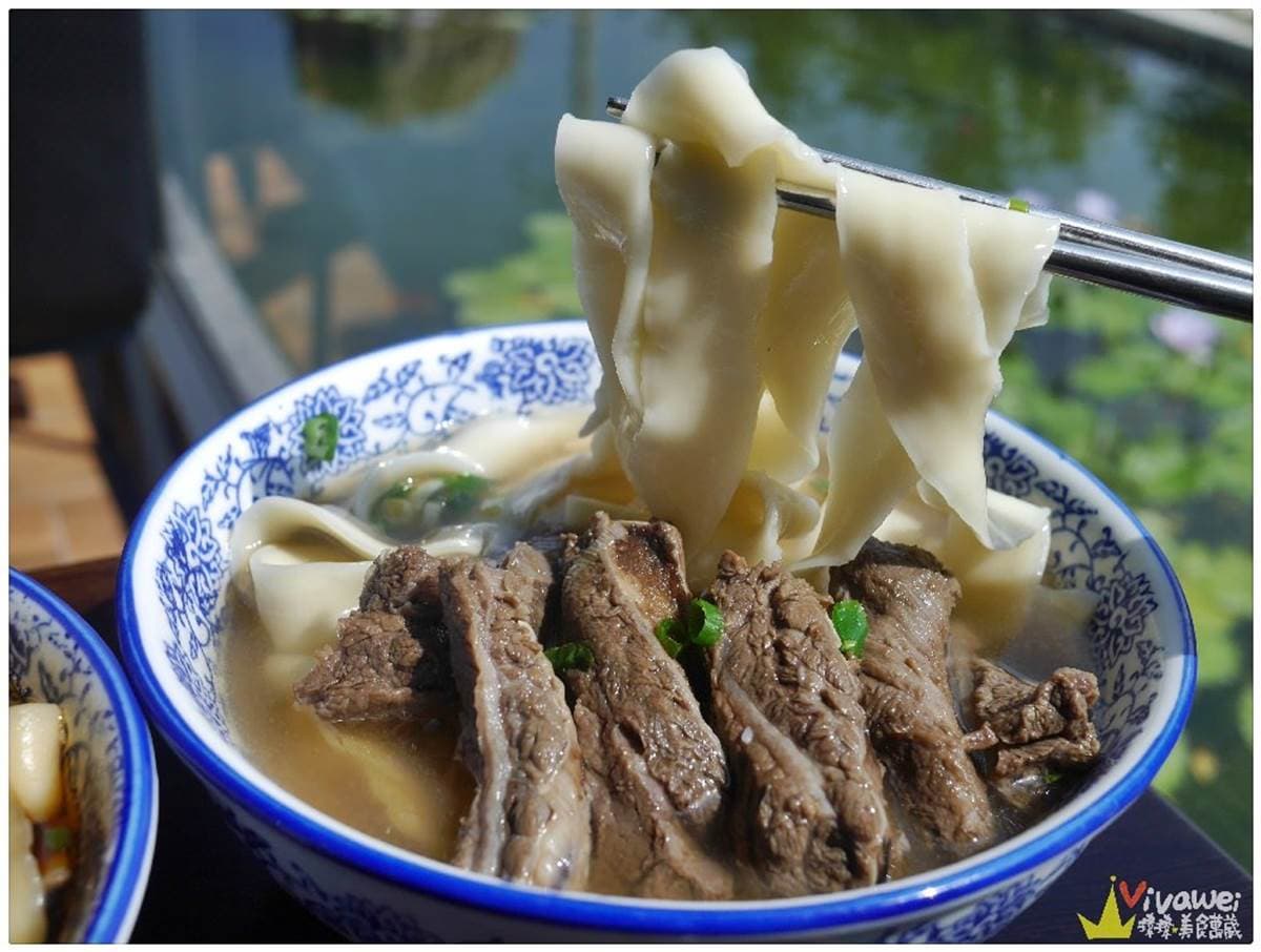 苗栗超狂豪宅麵館!爽嗑牛肉麵、免費豆花吃到飽,還有超大庭院可散步餵魚 苗栗超狂豪宅麵館!爽嗑牛肉麵、免費豆花吃到飽,還有超大庭院可散步餵魚
