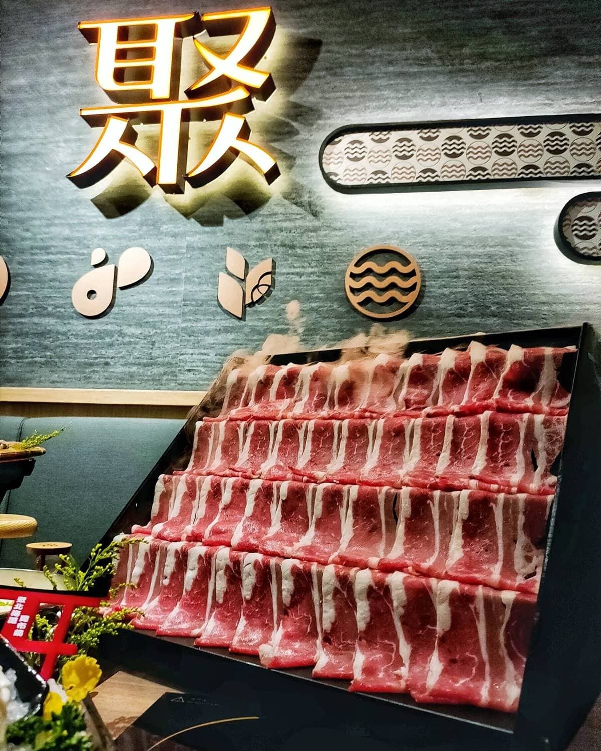 快衝中壢!「聚」火鍋自助吧吃到飽只要268元,肉控必點1公斤霸氣雪花牛瀑布 快衝中壢!「聚」火鍋自助吧吃到飽只要268元,肉控必點1公斤霸氣雪花牛瀑布