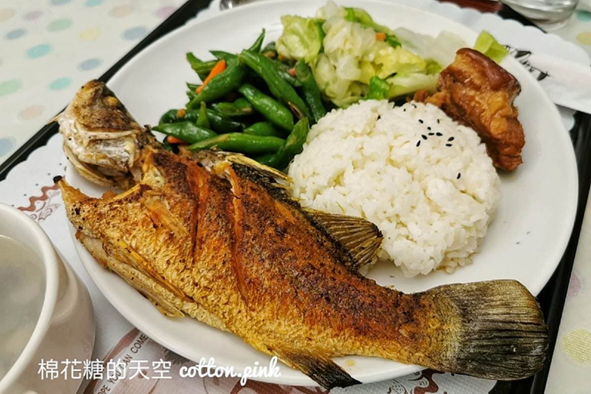 在地人才知!台中神祕老字號簡餐必點香煎鱸魚、半煎炸排骨,還附甜點、飲料 在地人才知!台中神祕老字號簡餐必點香煎鱸魚、半煎炸排骨,還附甜點、飲料