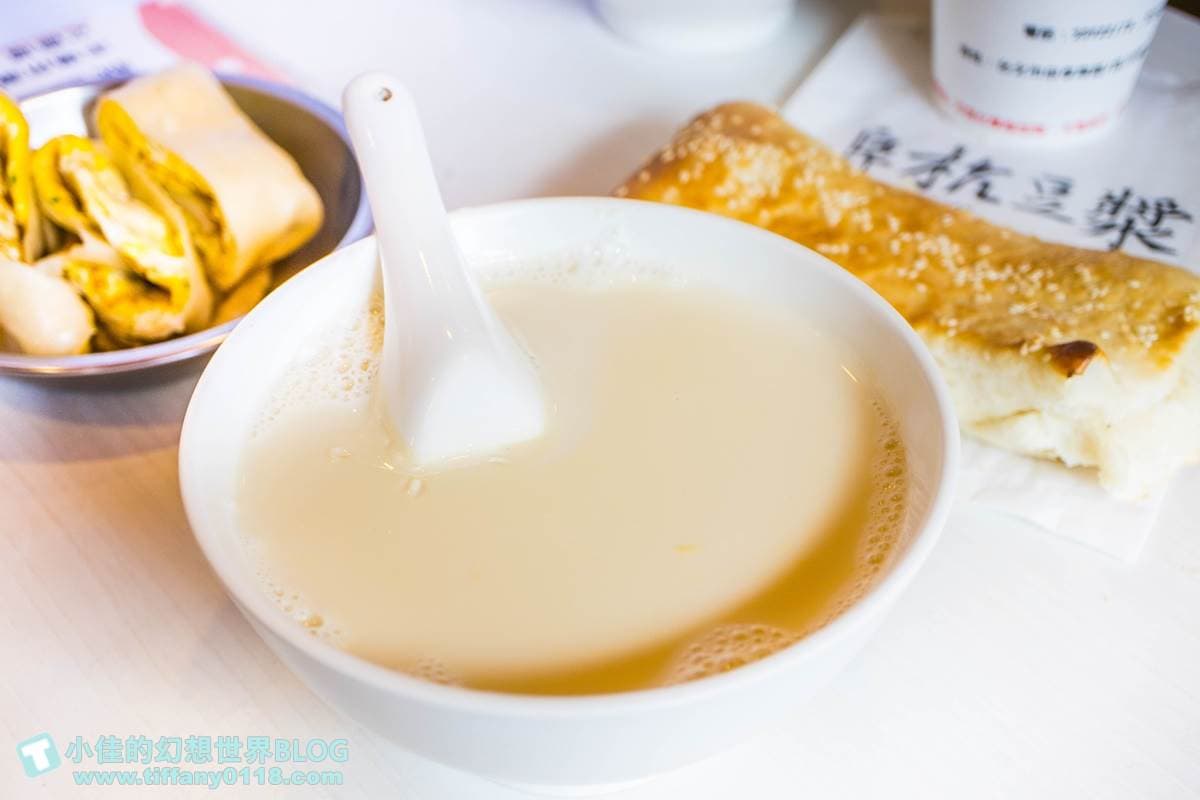 凌晨5點半就排隊!台北超夯早餐必點這7樣:豆腐花鹹豆漿、厚燒餅夾蛋、焦糖甜餅 凌晨5點半就排隊!台北超夯早餐必點這7樣:豆腐花鹹豆漿、厚燒餅夾蛋、焦糖甜餅