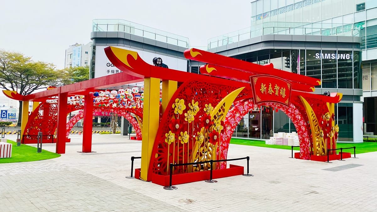 走春新景點!台南百貨打造新年「彩繪燈海」「造型春牛」,加碼擲筊拿5000禮券 走春新景點!台南百貨打造新年「彩繪燈海」「造型春牛」,加碼擲筊拿5000禮券