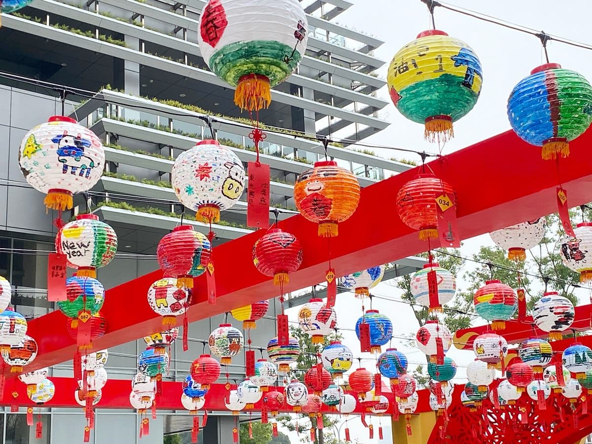 走春新景點!台南百貨打造新年「彩繪燈海」「造型春牛」,加碼擲筊拿5000禮券 走春新景點!台南百貨打造新年「彩繪燈海」「造型春牛」,加碼擲筊拿5000禮券