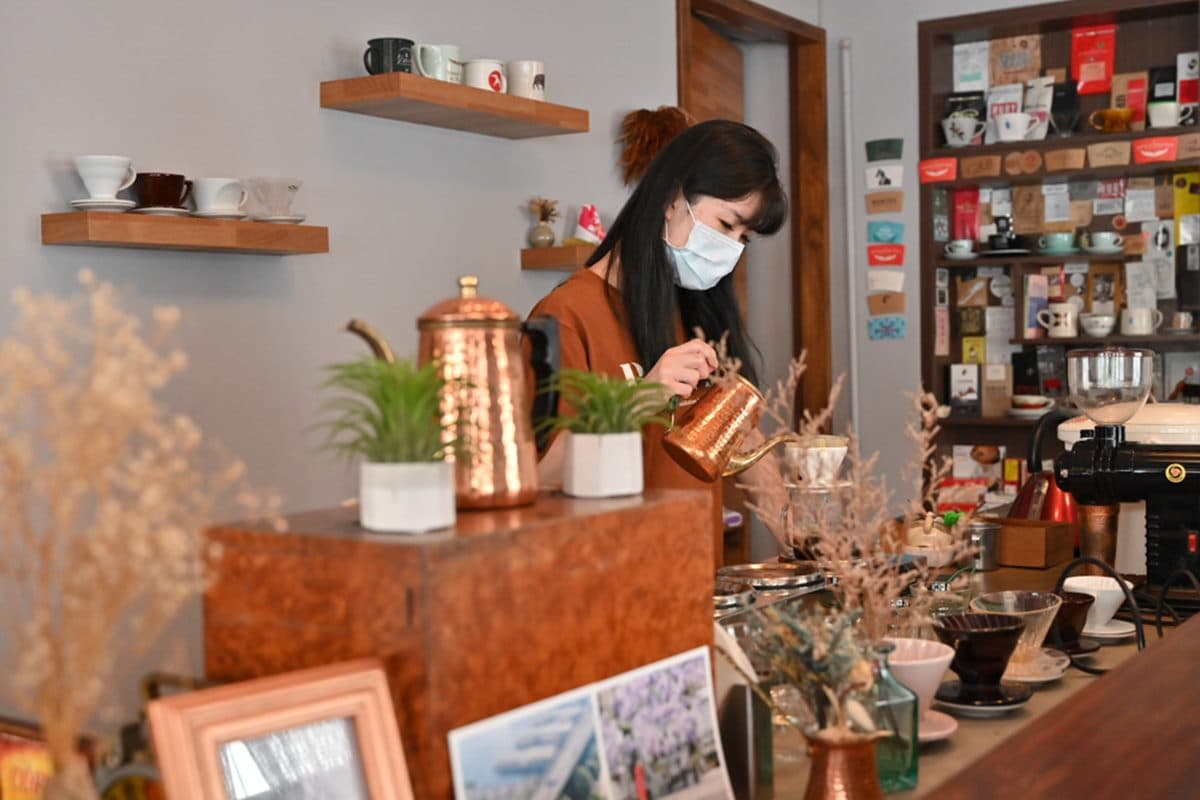 穿越70載!苗栗老宅改造復古咖啡廳,肚臍餅搭黑咖啡意外美味 穿越70載!苗栗老宅改造復古咖啡廳,肚臍餅搭黑咖啡意外美味
