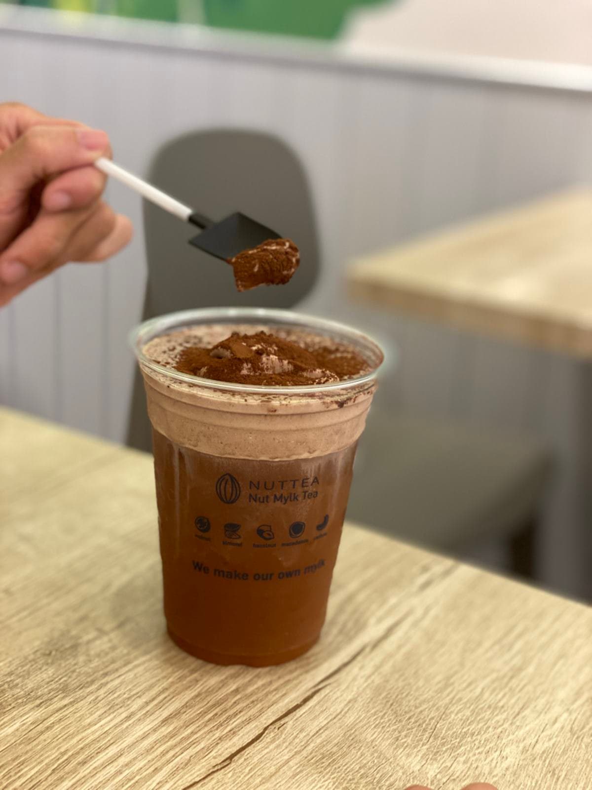 用鏟子喝手搖!伯爵巧克力堅果奶吃得到顆粒,再打卡繽紛火龍果 用鏟子喝手搖!伯爵巧克力堅果奶吃得到顆粒,再打卡繽紛火龍果