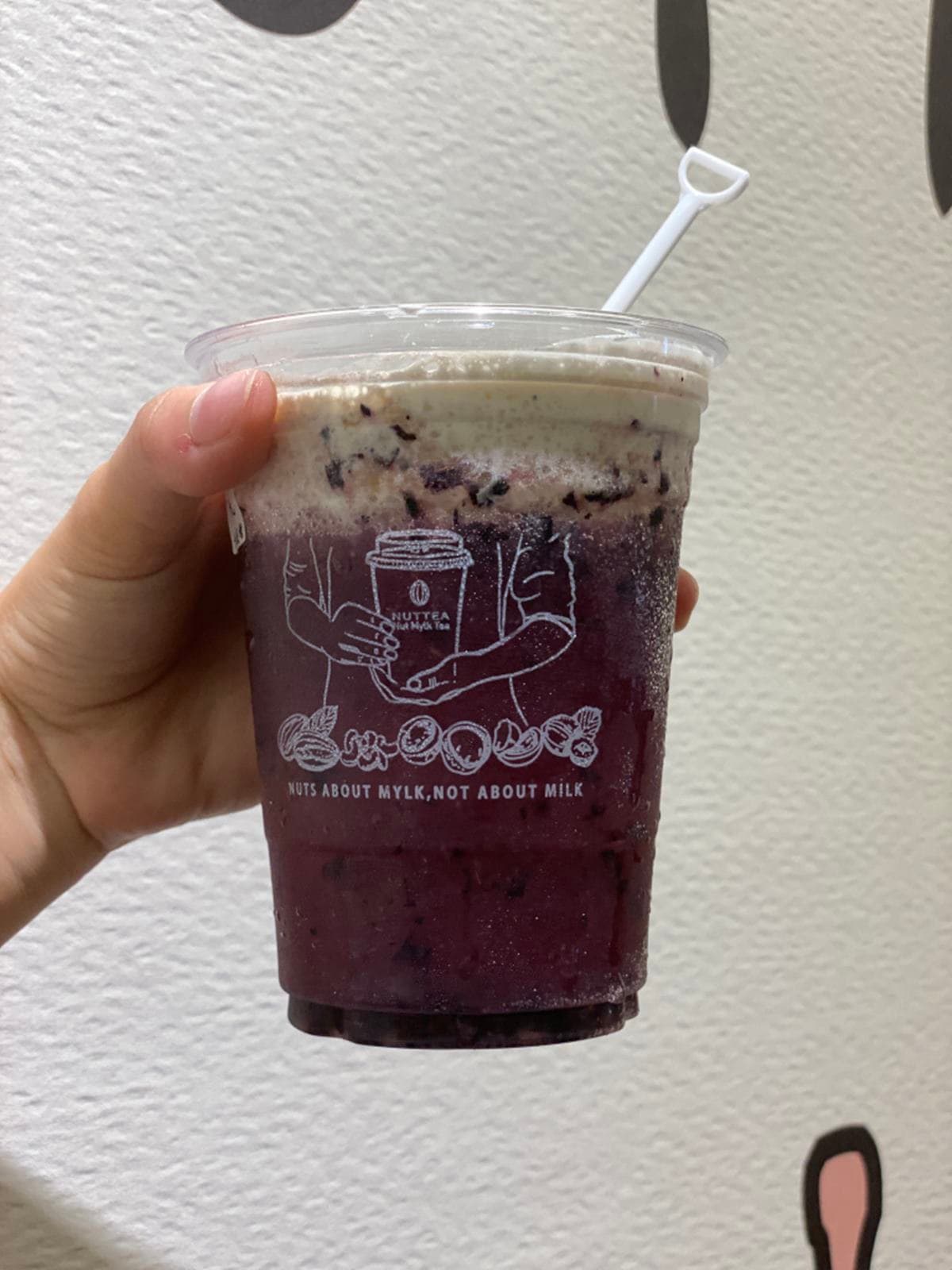 用鏟子喝手搖!伯爵巧克力堅果奶吃得到顆粒,再打卡繽紛火龍果 用鏟子喝手搖!伯爵巧克力堅果奶吃得到顆粒,再打卡繽紛火龍果