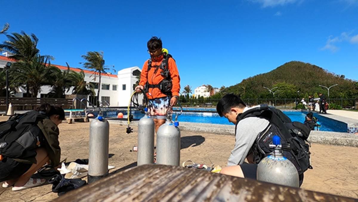 優游海底世界!墾丁考「潛水證照」全攻略,有機會與藍點魟、沙丁魚共游 優游海底世界!墾丁考「潛水證照」全攻略,有機會與藍點魟、沙丁魚共游