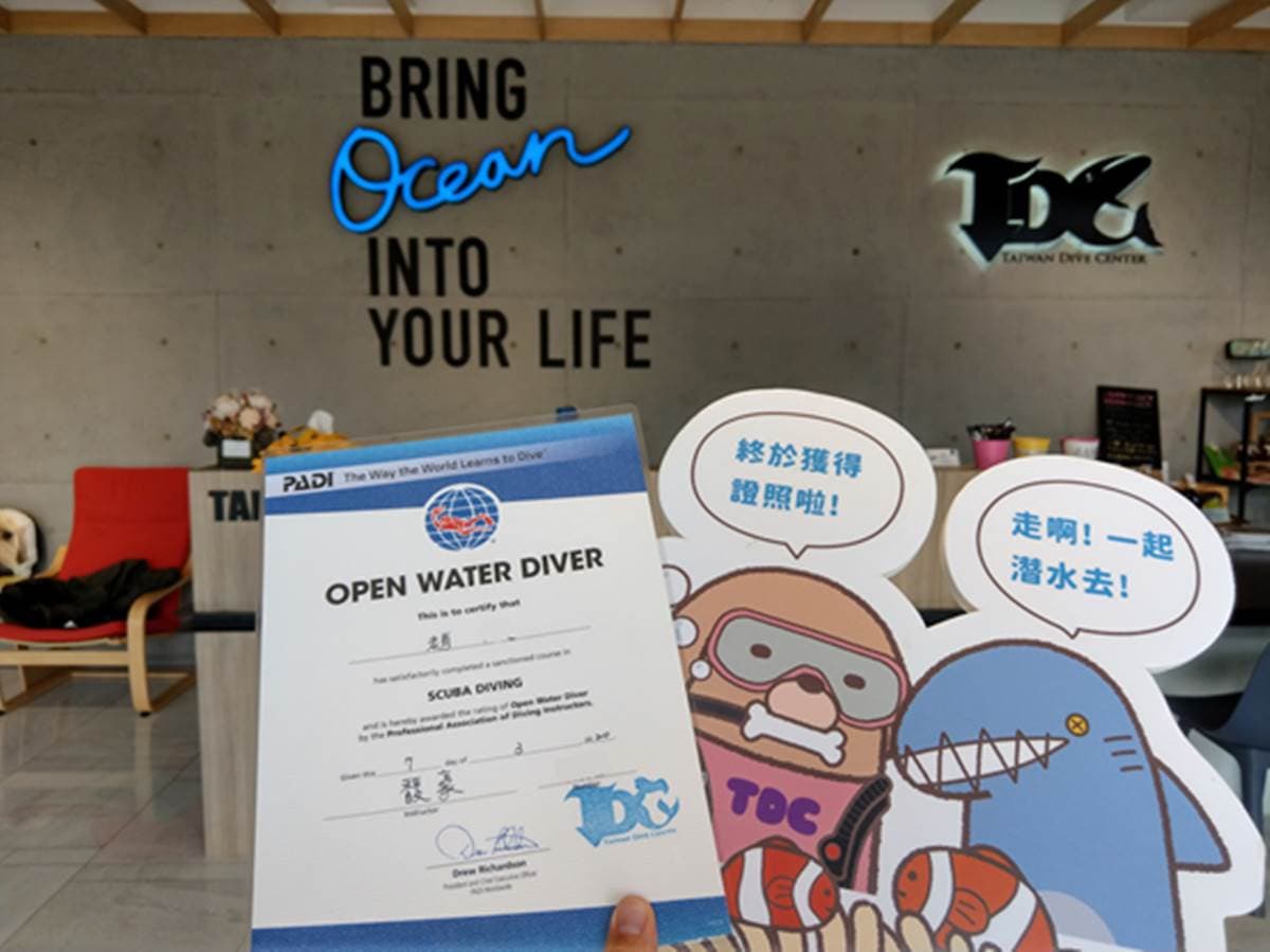優游海底世界!墾丁考「潛水證照」全攻略,有機會與藍點魟、沙丁魚共游 優游海底世界!墾丁考「潛水證照」全攻略,有機會與藍點魟、沙丁魚共游