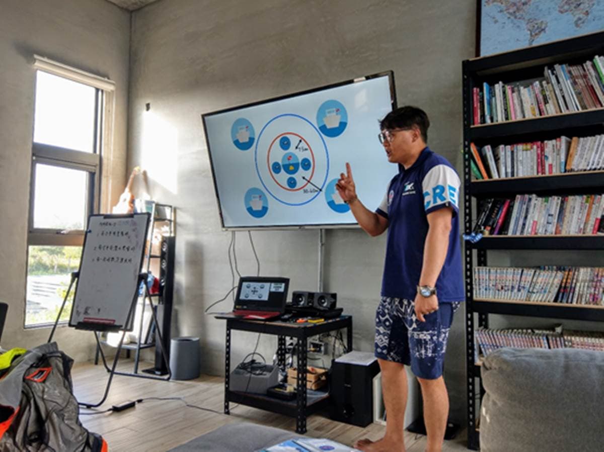 優游海底世界!墾丁考「潛水證照」全攻略,有機會與藍點魟、沙丁魚共游 優游海底世界!墾丁考「潛水證照」全攻略,有機會與藍點魟、沙丁魚共游