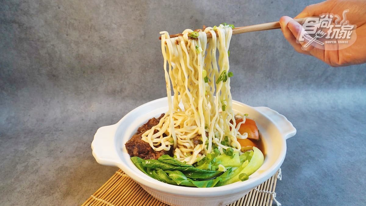 比蜜棗還大塊的牛肉麵!誠品行旅得獎「炙燒和牛肉麵」直接帶回家,分量多到可讓4人吃 比蜜棗還大塊的牛肉麵!誠品行旅得獎「炙燒和牛肉麵」直接帶回家,分量多到可讓4人吃