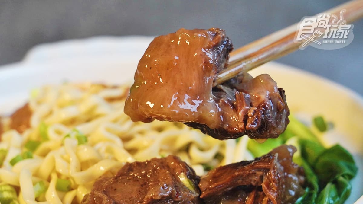 比蜜棗還大塊的牛肉麵!誠品行旅得獎「炙燒和牛肉麵」直接帶回家,分量多到可讓4人吃 比蜜棗還大塊的牛肉麵!誠品行旅得獎「炙燒和牛肉麵」直接帶回家,分量多到可讓4人吃