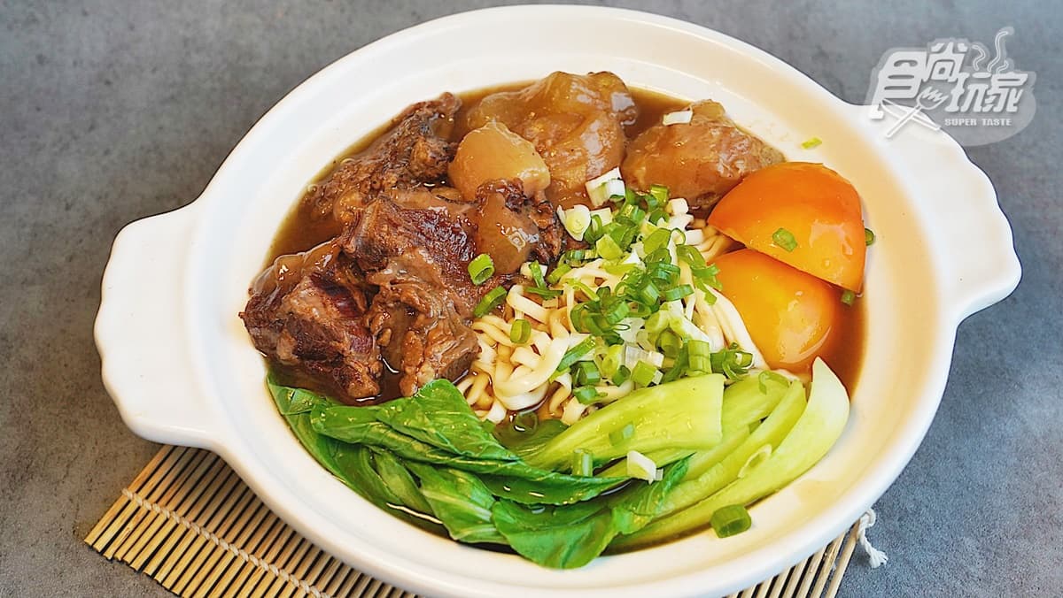 比蜜棗還大塊的牛肉麵!誠品行旅得獎「炙燒和牛肉麵」直接帶回家,分量多到可讓4人吃 比蜜棗還大塊的牛肉麵!誠品行旅得獎「炙燒和牛肉麵」直接帶回家,分量多到可讓4人吃