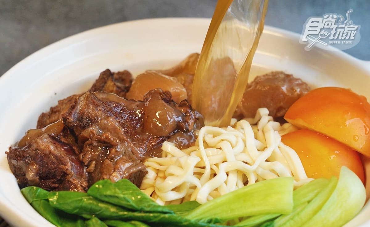 比蜜棗還大塊的牛肉麵!誠品行旅得獎「炙燒和牛肉麵」直接帶回家,分量多到可讓4人吃 比蜜棗還大塊的牛肉麵!誠品行旅得獎「炙燒和牛肉麵」直接帶回家,分量多到可讓4人吃