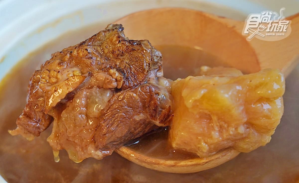 比蜜棗還大塊的牛肉麵!誠品行旅得獎「炙燒和牛肉麵」直接帶回家,分量多到可讓4人吃 比蜜棗還大塊的牛肉麵!誠品行旅得獎「炙燒和牛肉麵」直接帶回家,分量多到可讓4人吃