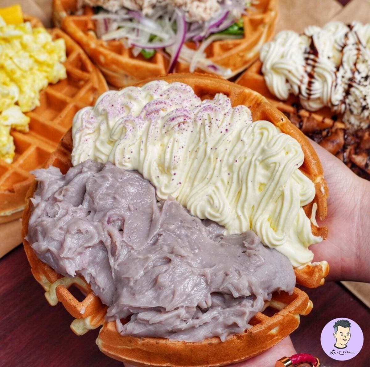 餡料多到爆出來!台南巨無霸鬆餅必點芋泥、起司蛋沙拉,每天還有創新口味 餡料多到爆出來!台南巨無霸鬆餅必點芋泥、起司蛋沙拉,每天還有創新口味