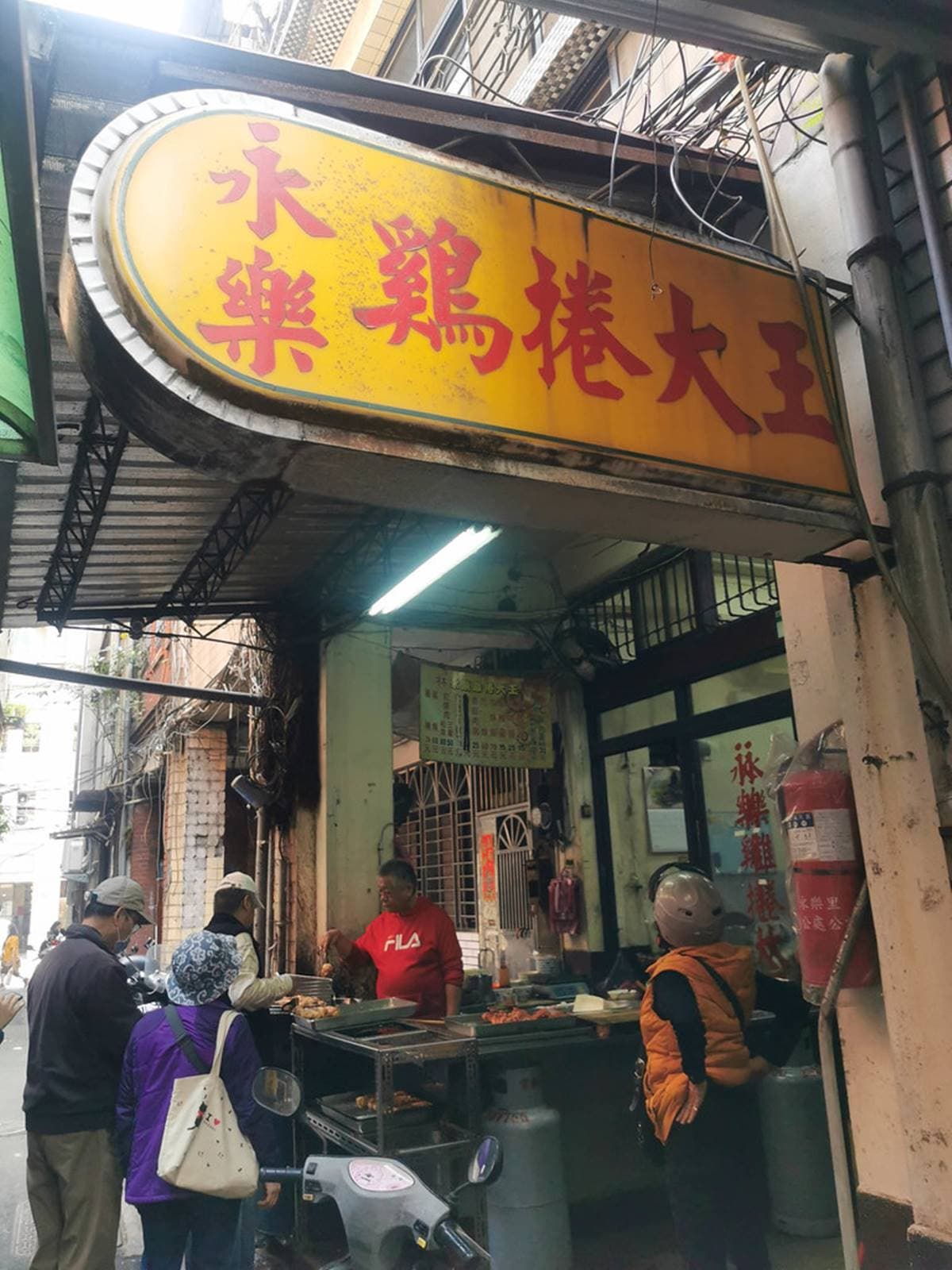 迪化街神級小吃!傳承百年超厚實雞捲包2塊肉條,不到中午就賣光 迪化街神級小吃!傳承百年超厚實雞捲包2塊肉條,不到中午就賣光