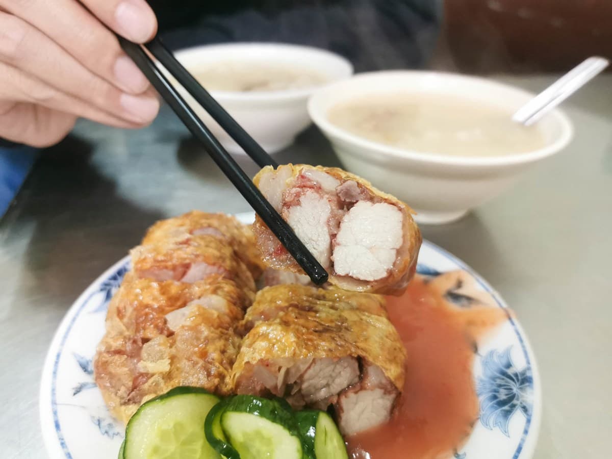 迪化街神級小吃!傳承百年超厚實雞捲包2塊肉條,不到中午就賣光 迪化街神級小吃!傳承百年超厚實雞捲包2塊肉條,不到中午就賣光
