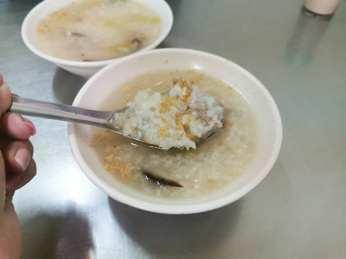 迪化街神級小吃!傳承百年超厚實雞捲包2塊肉條,不到中午就賣光 迪化街神級小吃!傳承百年超厚實雞捲包2塊肉條,不到中午就賣光