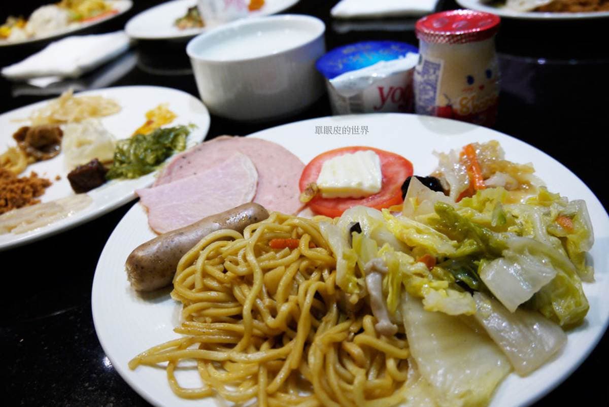 整棟都是網美牆!高雄評選第一旅店有黃金彩墨大廳、花卉房可美拍,還有免費自助洗衣 整棟都是網美牆!高雄評選第一旅店有黃金彩墨大廳、花卉房可美拍,還有免費自助洗衣