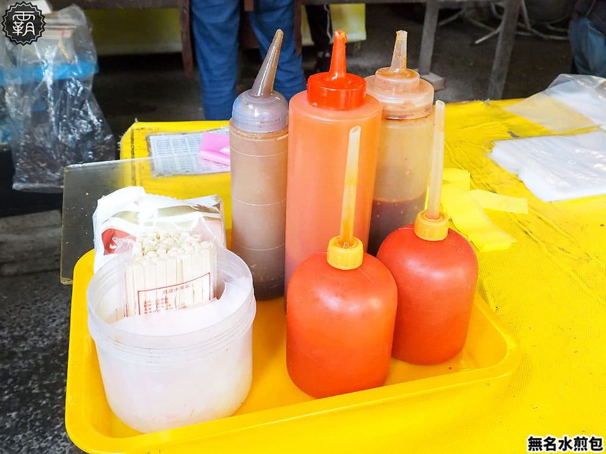 想吃先排隊!台中「無名」水煎包2顆只要35元,「冬粉」內餡加特製辣醬更夠味 想吃先排隊!台中「無名」水煎包2顆只要35元,「冬粉」內餡加特製辣醬更夠味